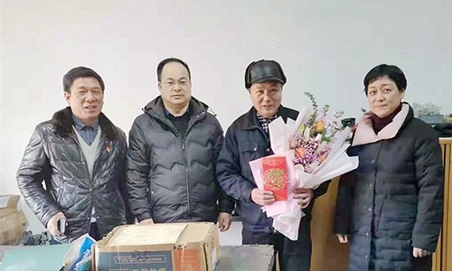 浙江省國防工業工會徐航主任、王哲（副處級調研員）代表省國防工業工會來公司慰問全國勞動模范余昌琴和困難職工。